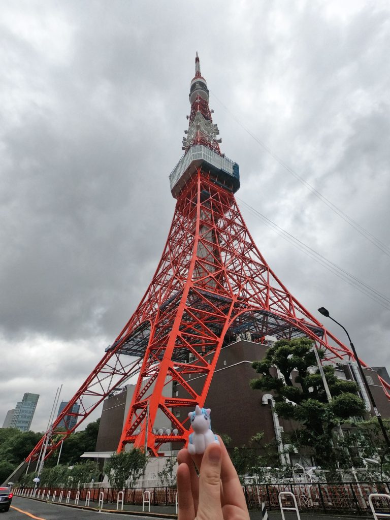 Stélie devant la tour de Tokyo