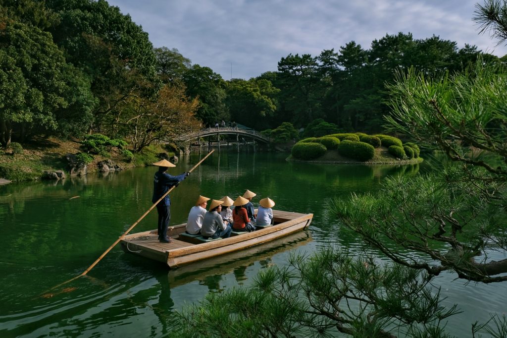 Une barque avec des touristes sur l'étang du Ritsurin Koen de Takamatsu