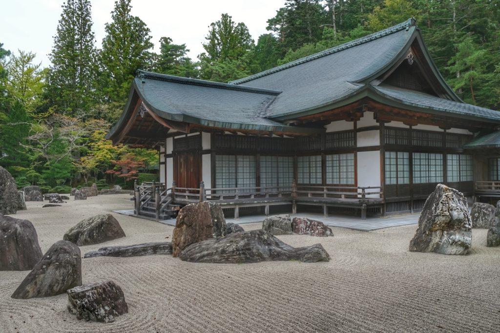 Un bâtiment dans le jardin du Kongobu-ji à Koyasan