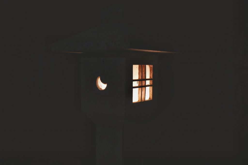 Une lanterne du cimetière Oku-no-in
