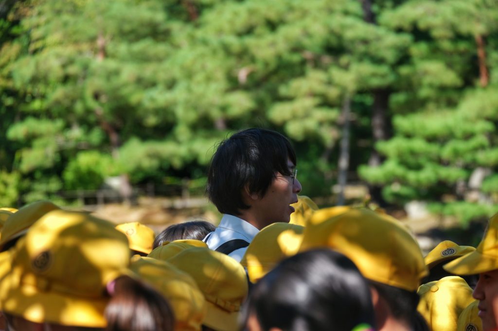 Les écoliers et leur accompagnateur au Kinkaku-ji