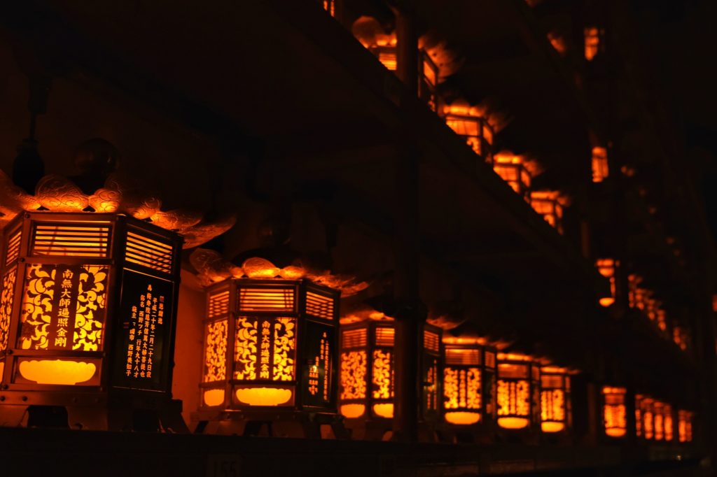 Les lanternes du mausolée de Kobo Daishi au Koyasan