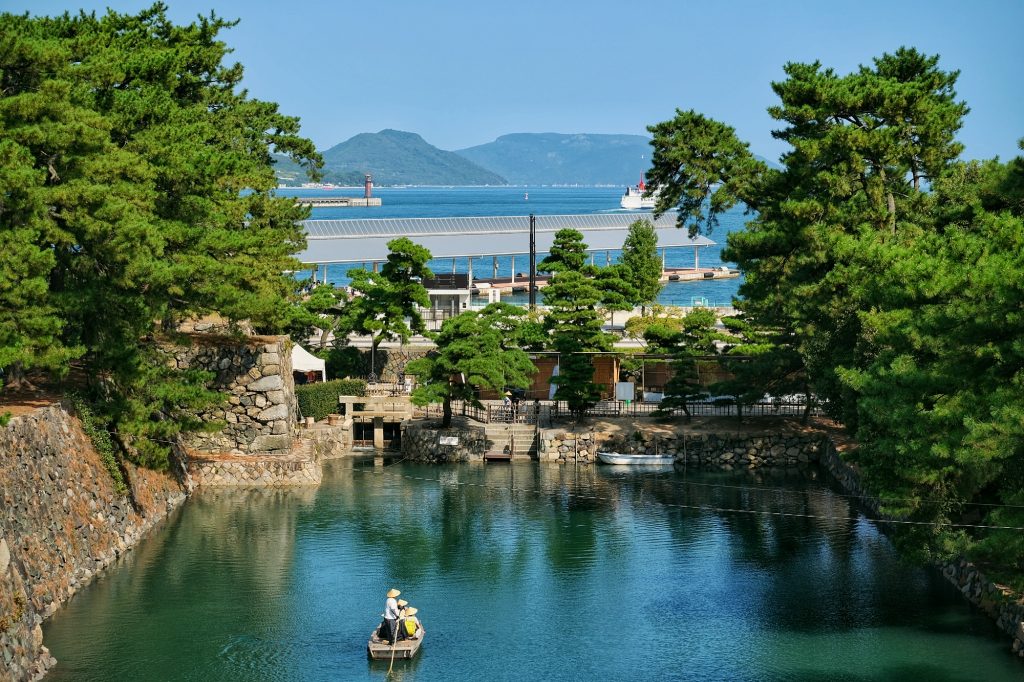 Les anciennes douves du château de Takamatsu qui donnent sur la mer