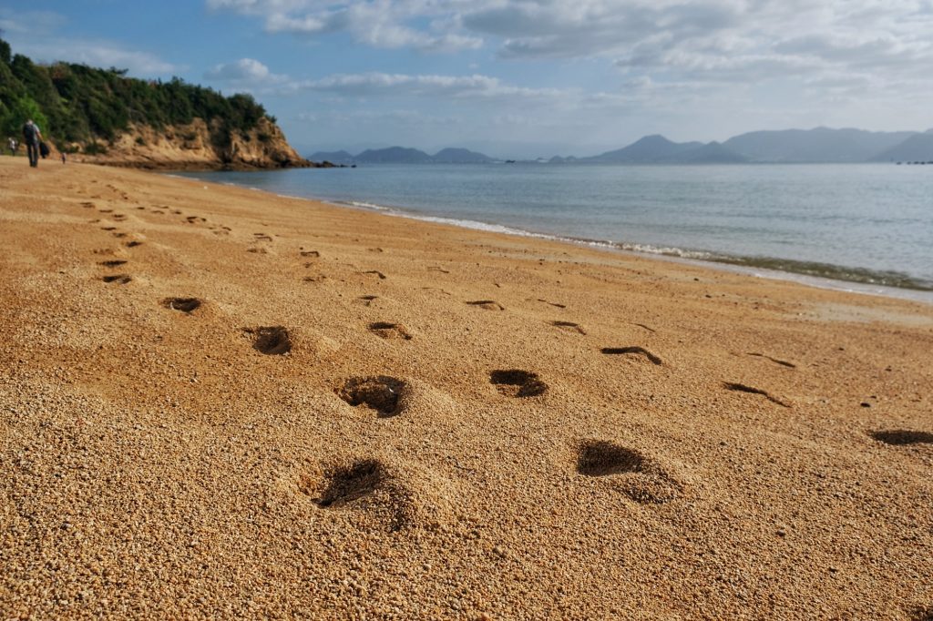 Des traces de pas sur une plage de Naoshima