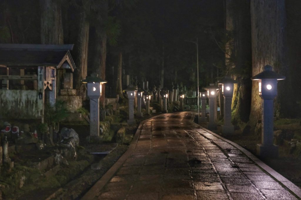 Visite nocturne du cimetière Oku-no-in