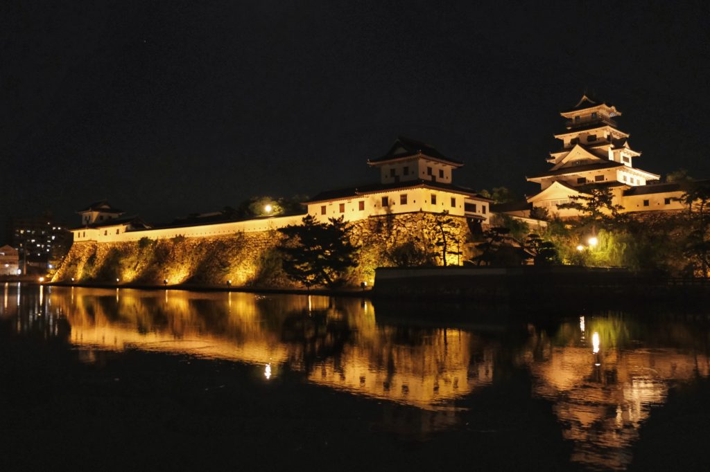 Le château d'Imabari de nuit