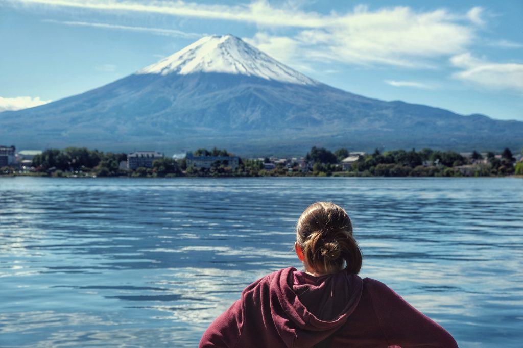 Claire contemple le Fuji
