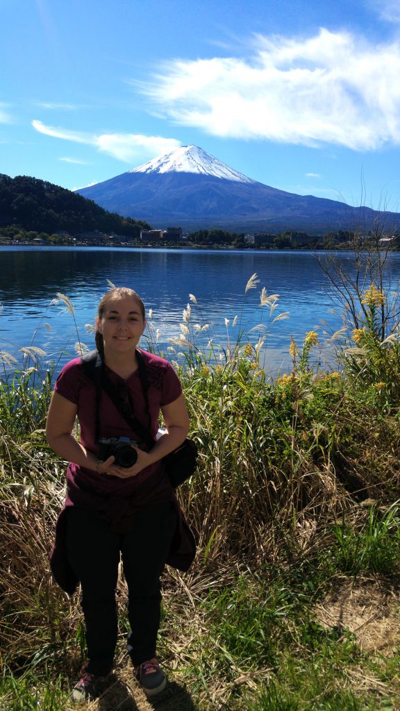 Claire la photographe devant le Mont Fuji