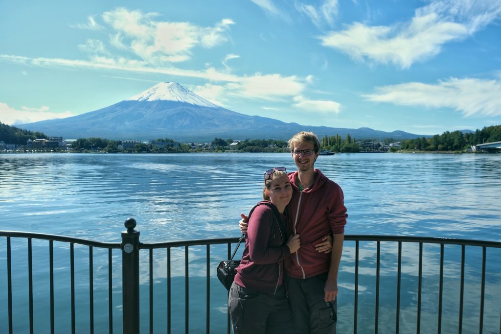 Claire et Vincent devant le mont Fuji