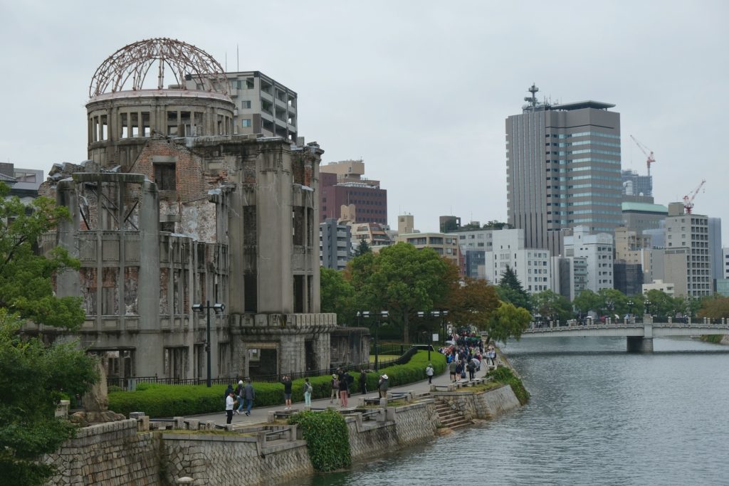 Le dôme Genbaku et la ville d'Hiroshima