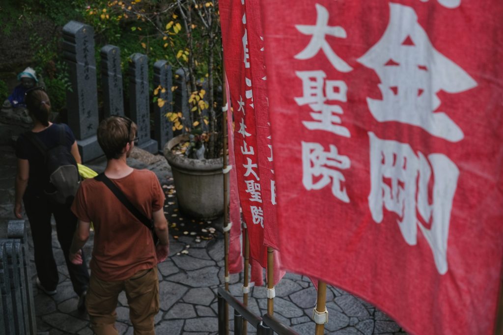 Les drapeaux d'un temple sur Miyajima
