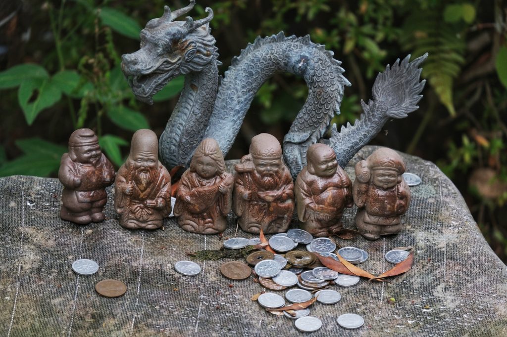 Offrandes et mini statuettes sur l'île de Miyajima