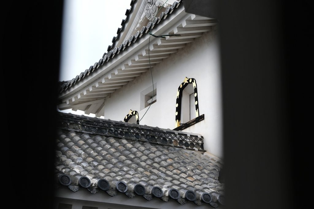 Le toit et fenêtres du château de Himeji