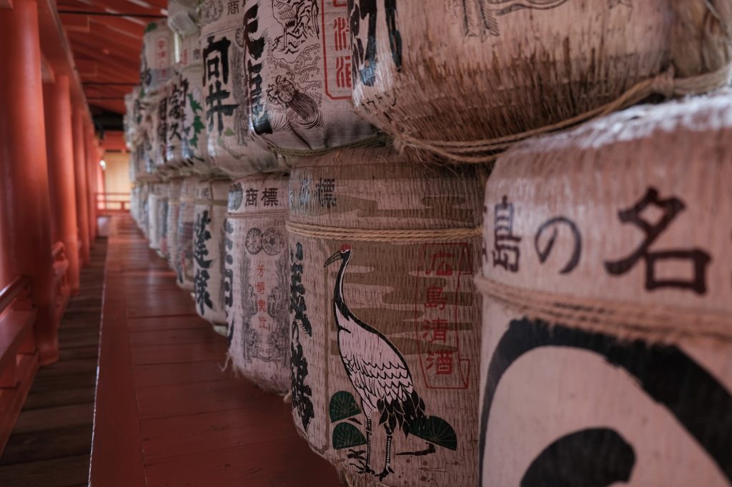 Des tonneaux de saké au Itsukishima Jinja de Miyajima