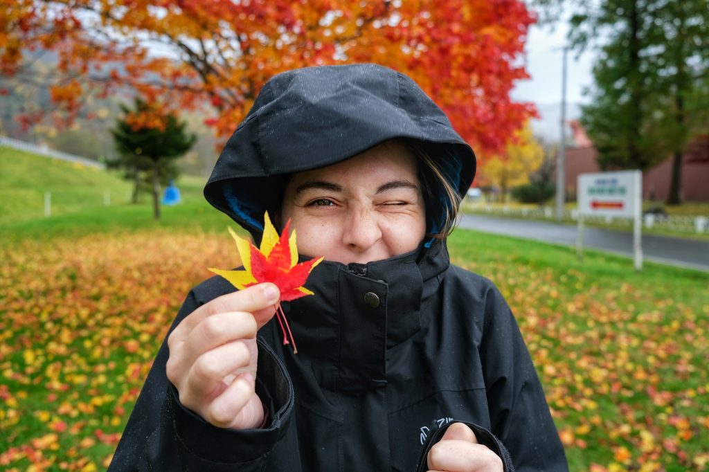 Claire collecte les feuilles d'automne de Hokkaido