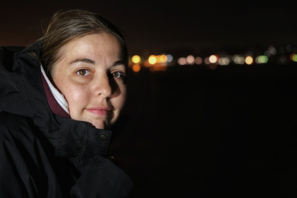 Claire regarde les lumières s'éloigner à bord du ferry
