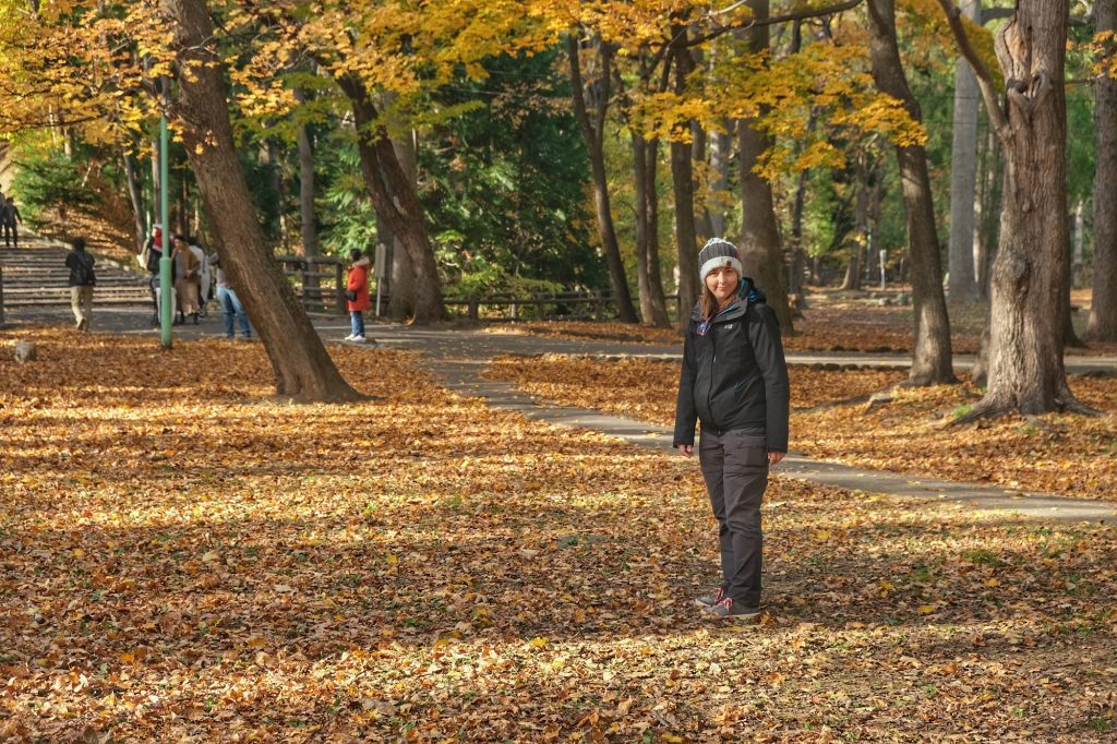 Claire dans le parc de Maruyama à Sapporo