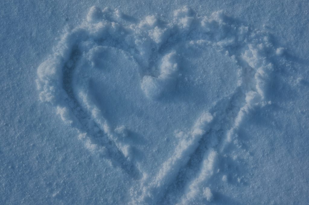 Un cœur dans la neige à Hirafu