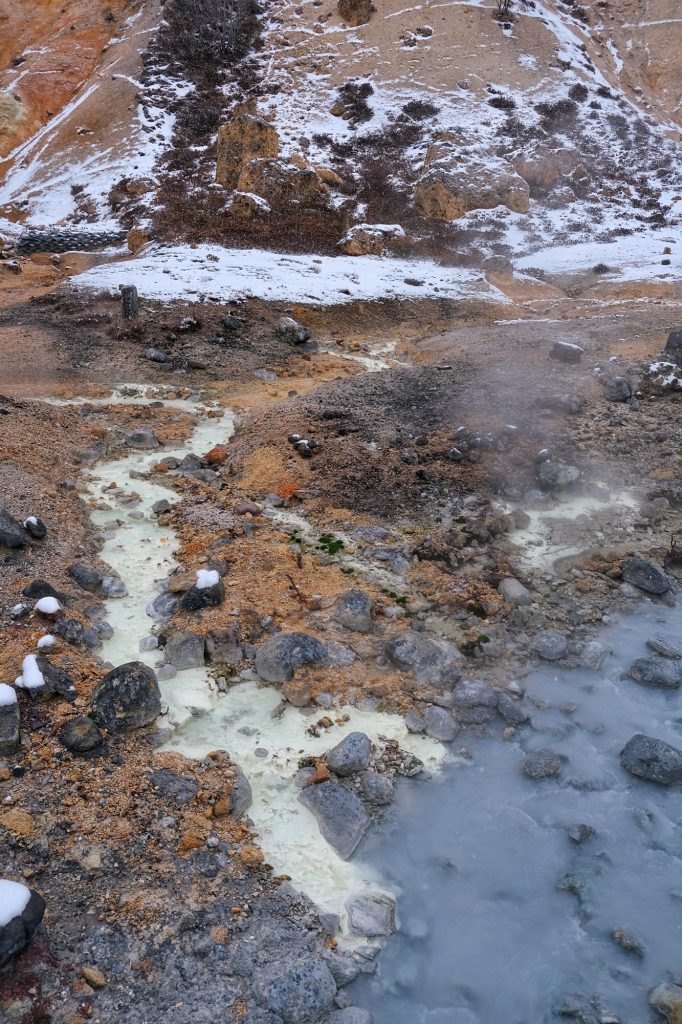 Deux cours d'eau, deux couleurs dans la vallée de l'enfer de Noboribetsu