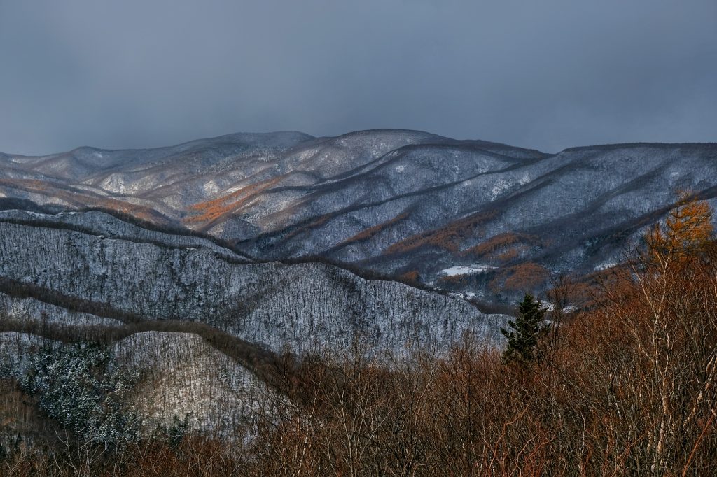 Les montagnes enneigées entre Niseko et Sapporo sur l'île de Hokkaido