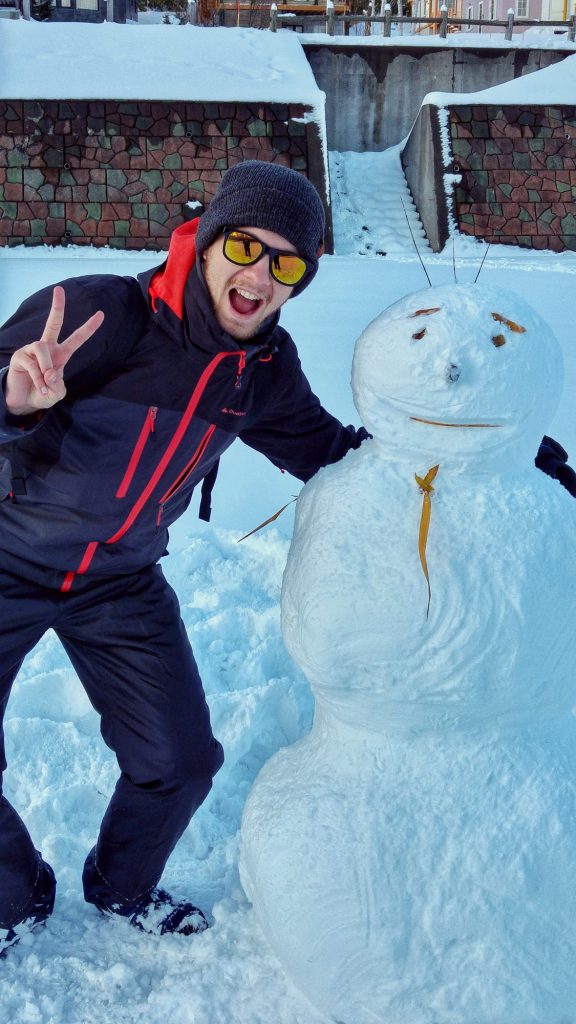 Vincent pose avec notre super bonhomme de neige