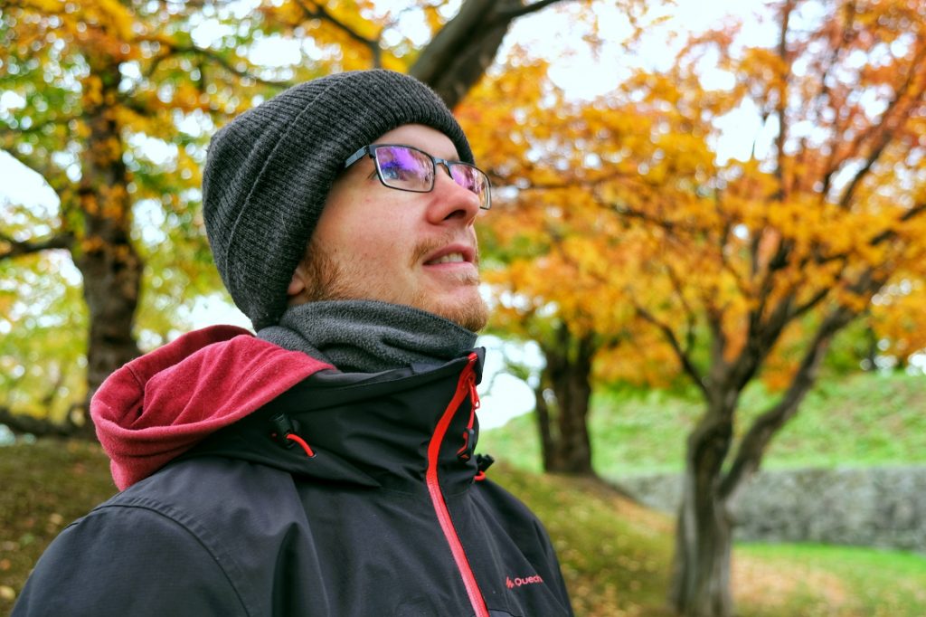 Vincent profite des couleurs de l'automne dans le Goryokaku de Hakodate