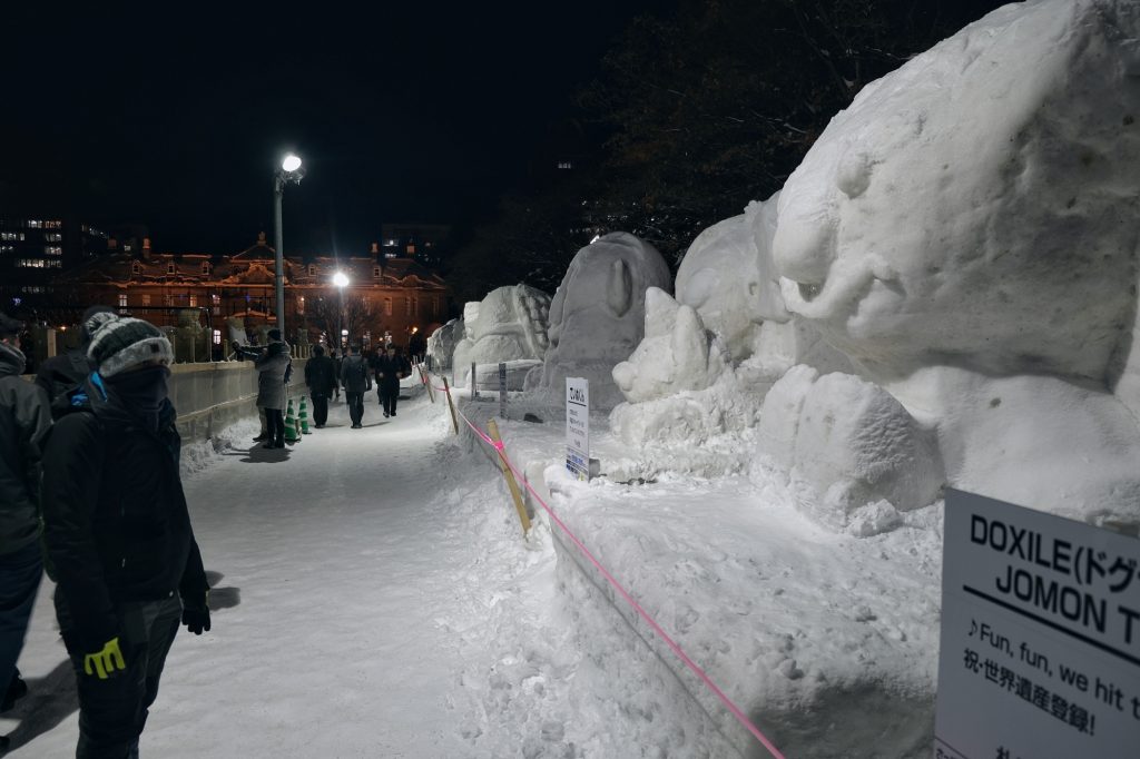 Une allée de sculpture de neige au festival de la neige de Sapporo