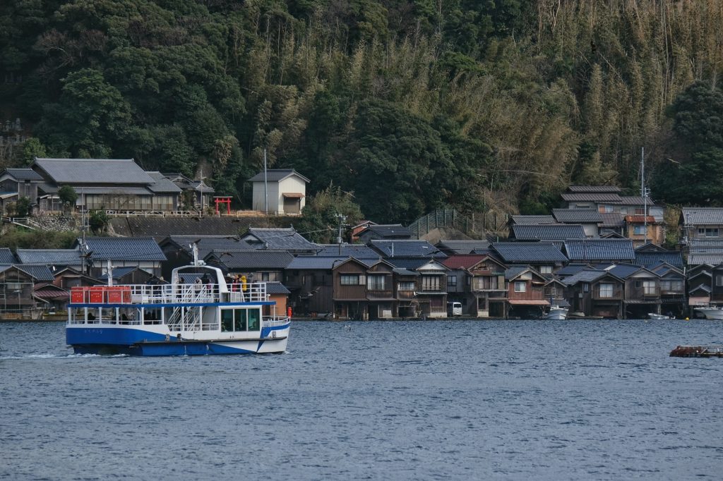 Un bateau devant les maisons du village de Funaya
