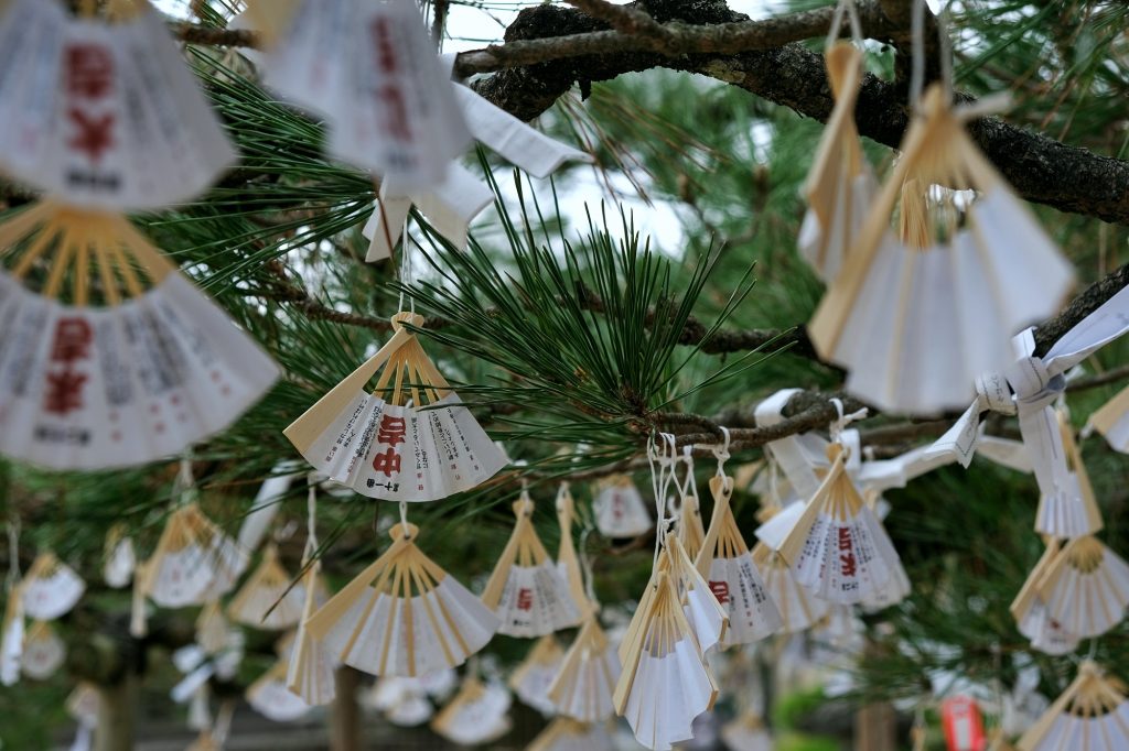 Les prières accrochées aux pins du temple Chionji