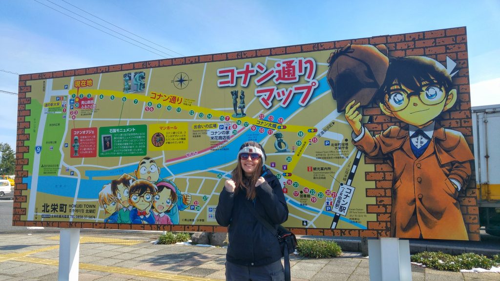 Claire heureuse de suivre la Conan Road à Hokuei