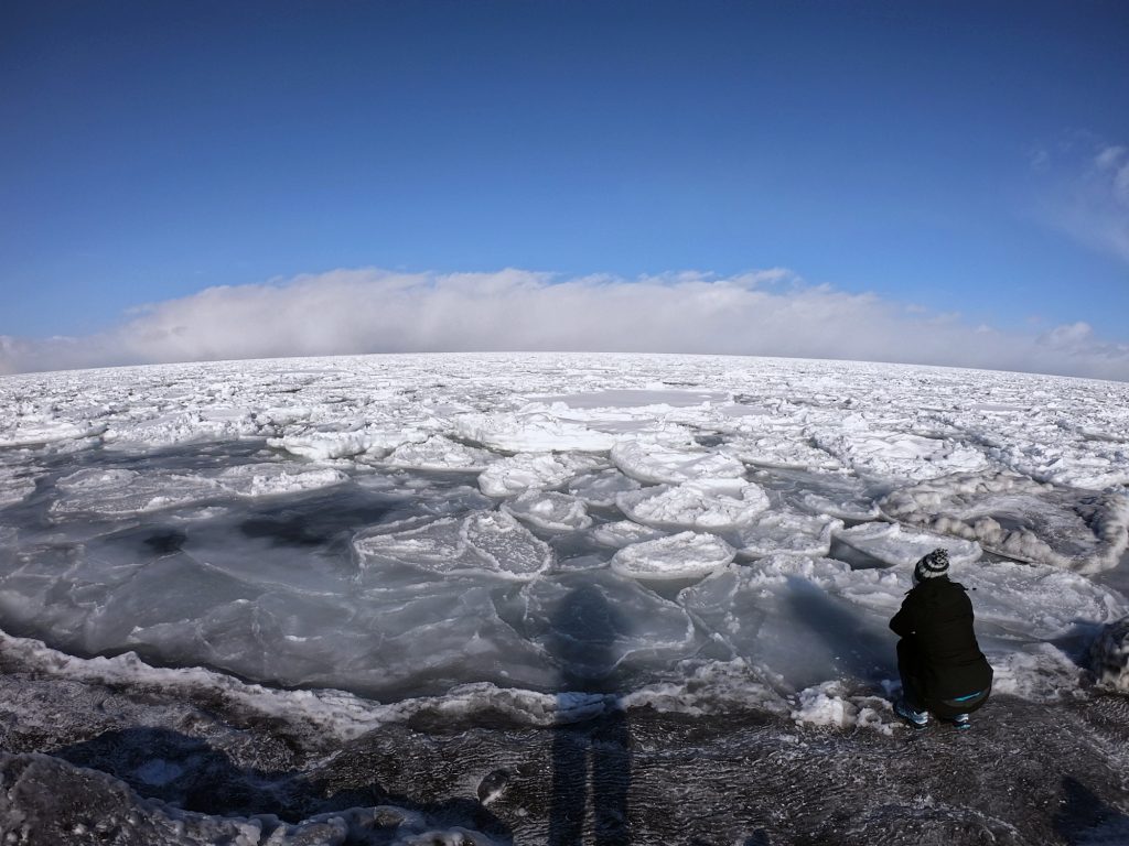Claire contemple la "drift ice" de la mer d'Okhotsk