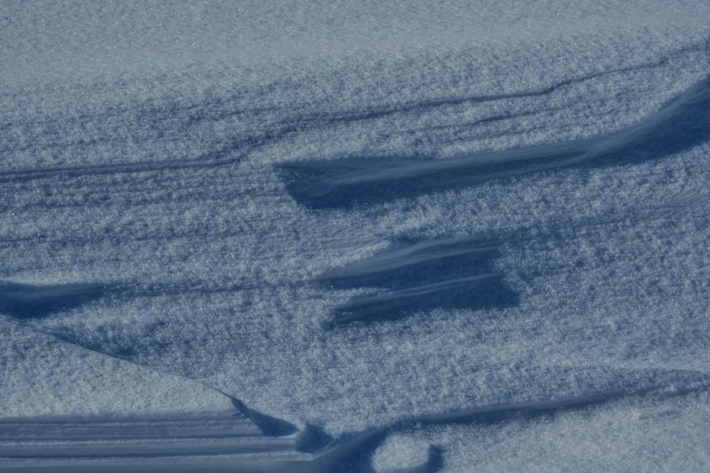 Fine couche de neige sur la glace à la dérive de la mer d'Okhotsk