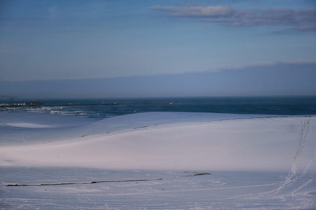 Les dunes de Tottori sous la neige