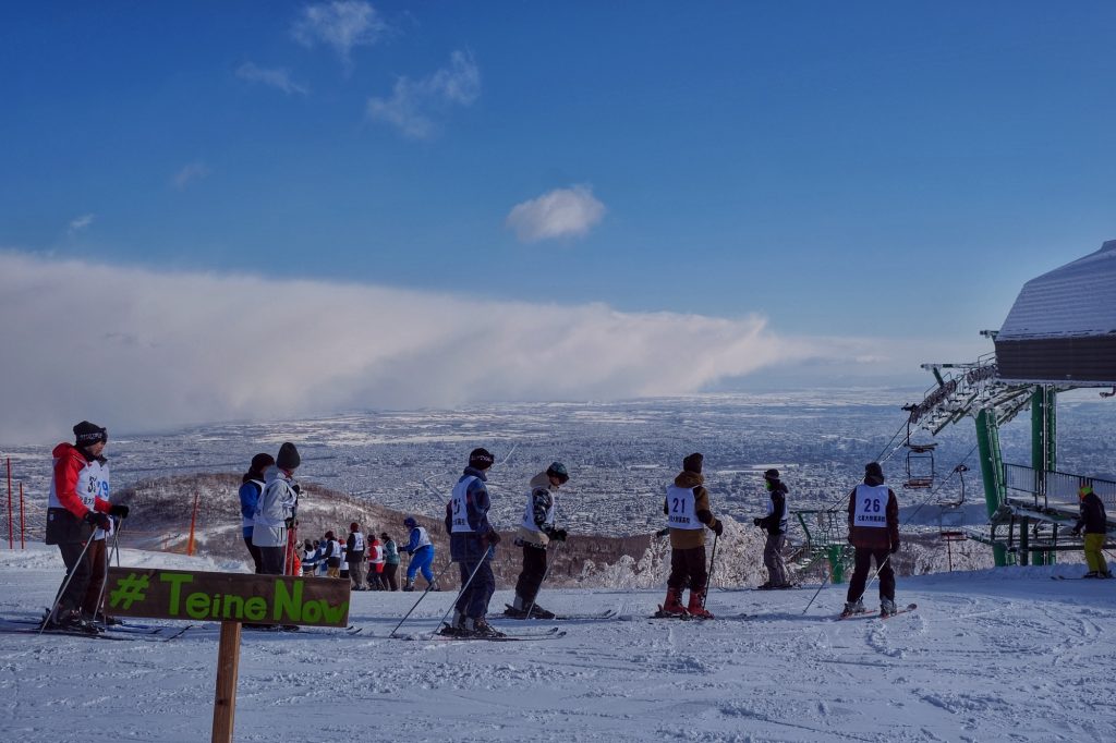 File de skieurs d'une école dans la station de ski de Sapporo Teine