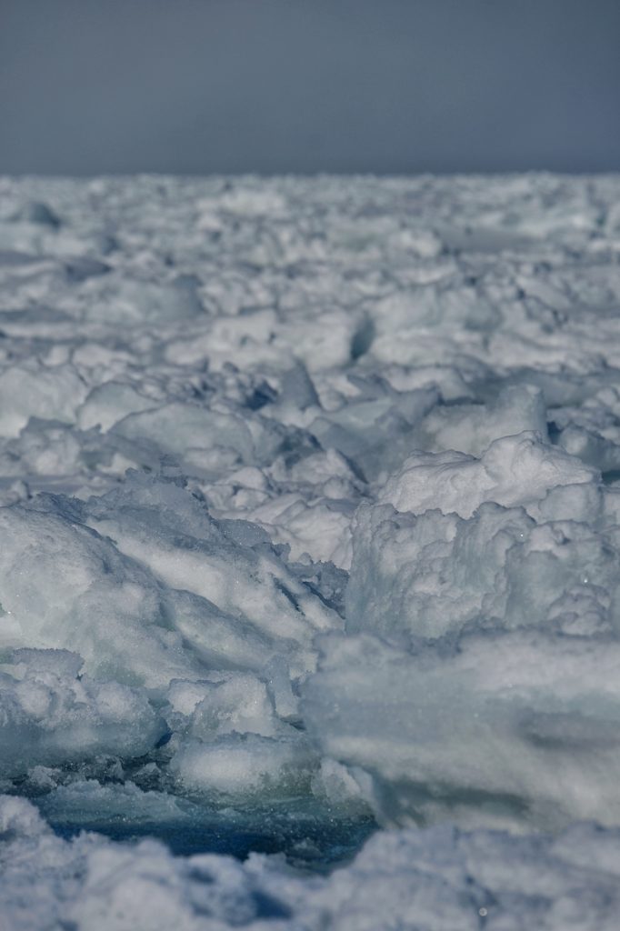 La glace dérivante dans la mer d'Okhotsk