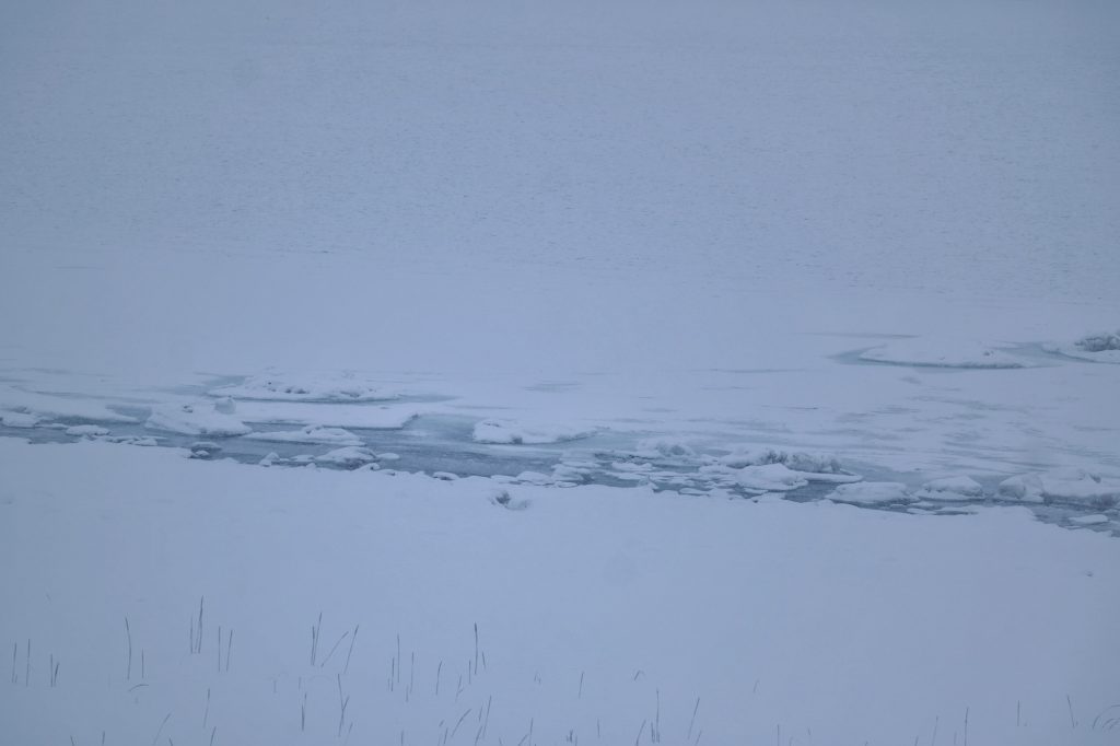 La glace et la tempête le long de la mer d'Okhotsk