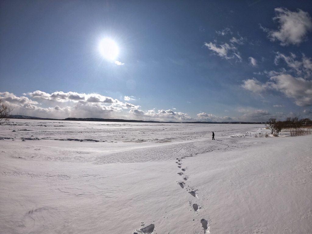 Claire au bord du lac gelé d'Onuma près de Wakkanai