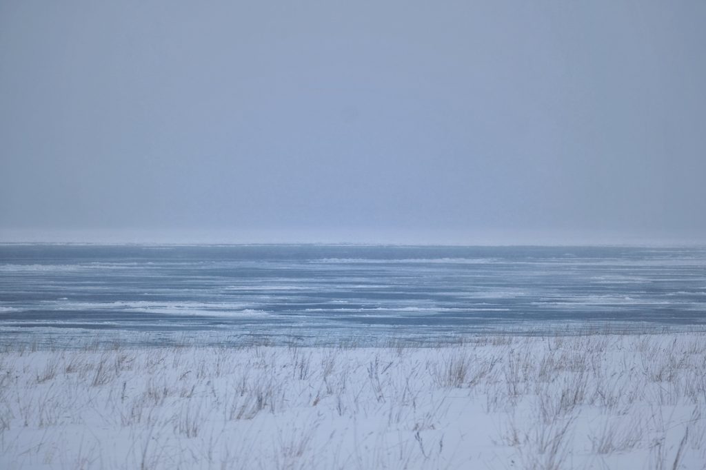 Le littoral de la mer d'Okhotsk et la glace au large