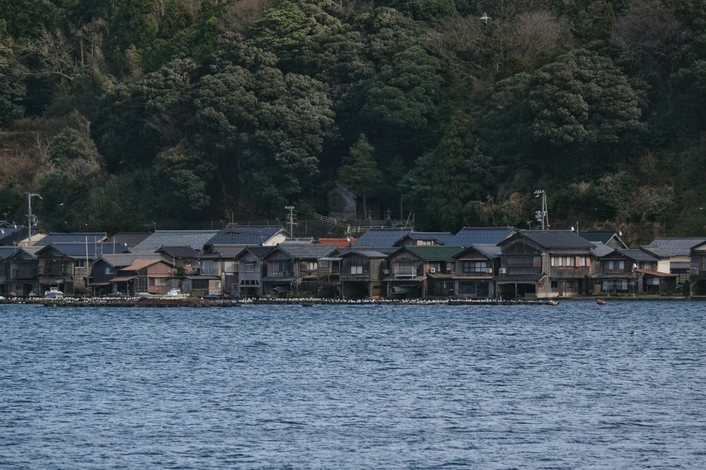 Les maisons qui donnent sur la mer du village de Funaya