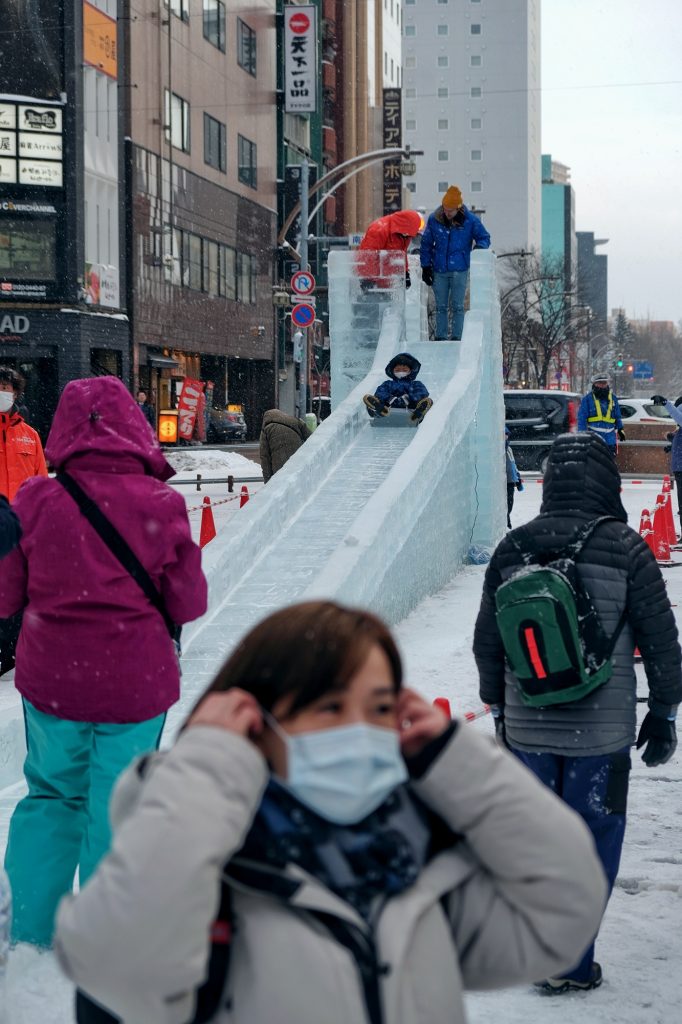 Toboggan en glace pour les enfants au festival de la neige de Sapporo