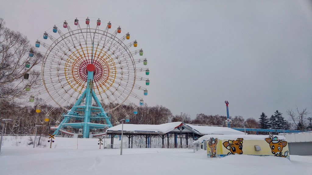 Un parc d'attraction (fermé en hiver) en haut de la station de ski de Sapporo Teine