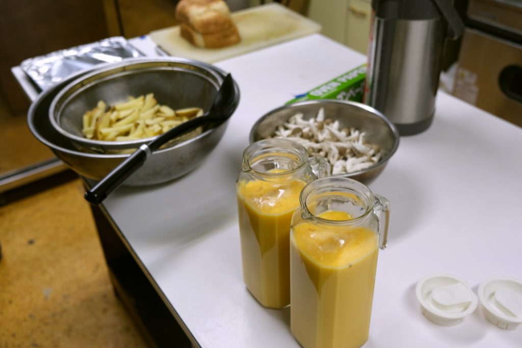 Préparation des œufs brouillés, des champignons et des patates la veille du petit déjeuner