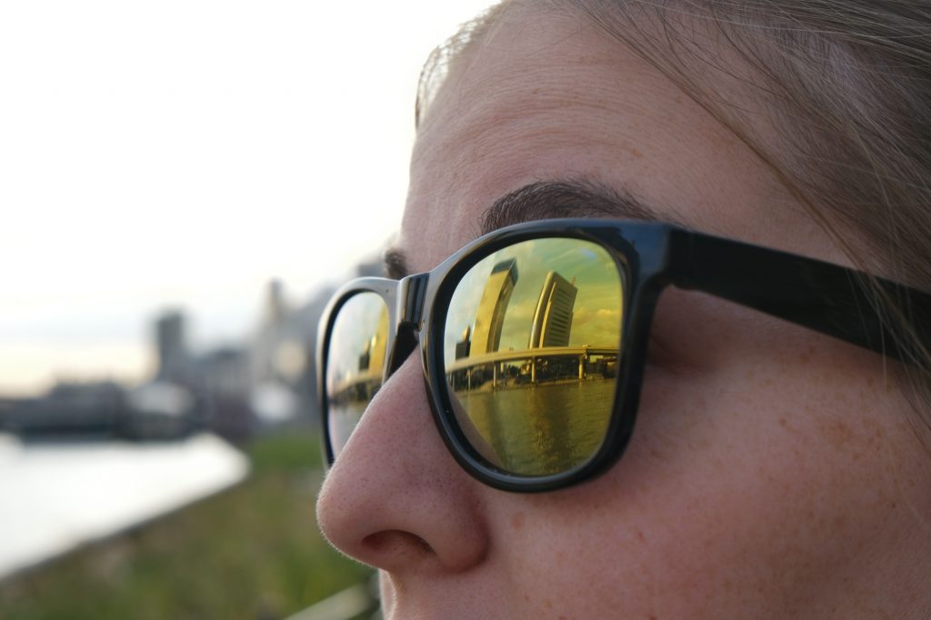 Reflet dans les lunettes de Claire (Skytree et Asahi building)