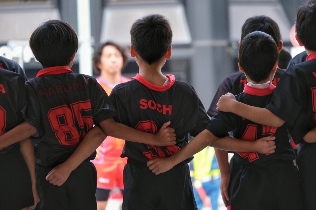 Les enfants joueurs de rugby lors d'un défilé d'un matsuri à Tokyo