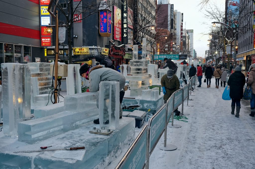 Les sculpteurs de glace finalisent leurs créations au festival de la neige de Sapporo