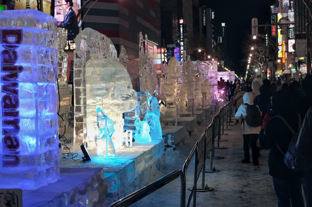 Allée de sculptures de glace au festival de la neige de Sapporo