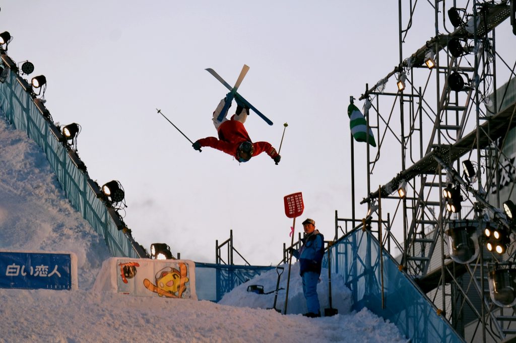 Session de ski freestyle au festival de la neige de Sapporo