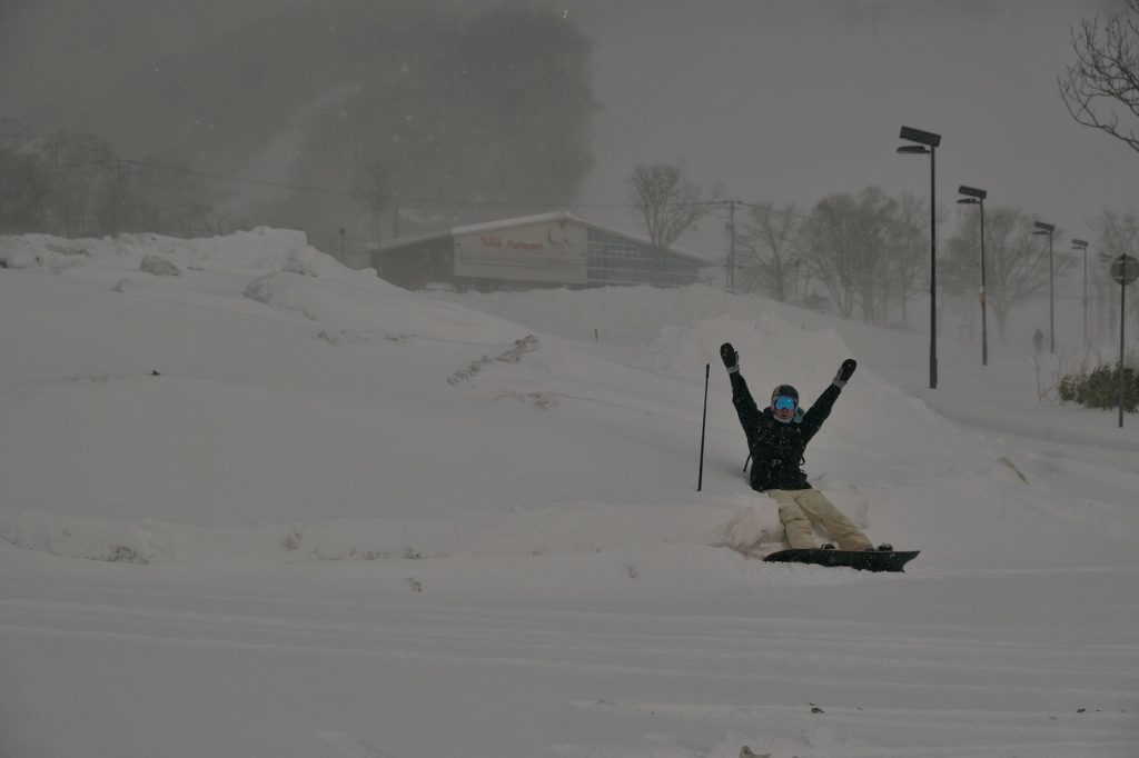 Un snowboarder heureux de la neige toute fraîche du nouvel an à Annupuri