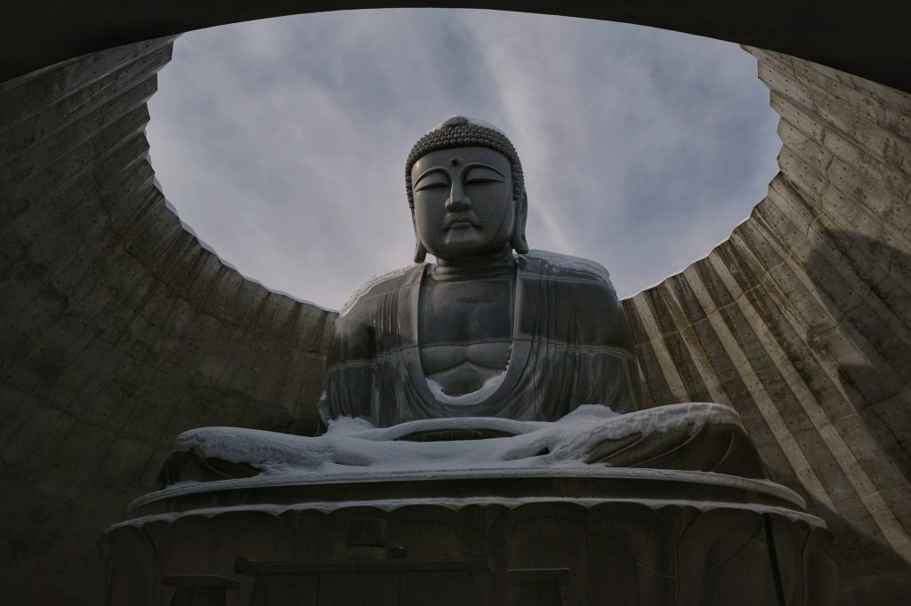 Statue de Bouddha dans la colline créée par Tadao Ando