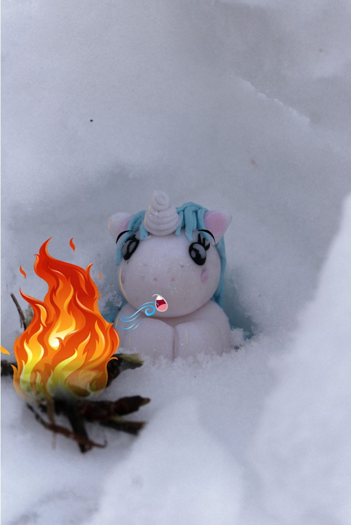 Stélie se réchauffe avec un feu dans son igloo